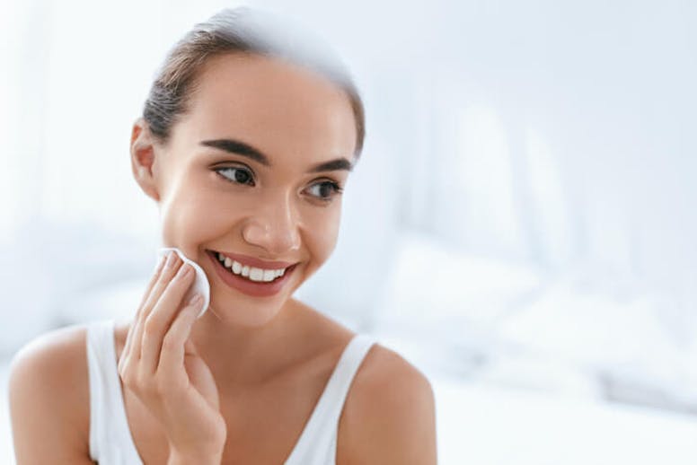 Puhdas iho Foreon kasvoharjan avulla