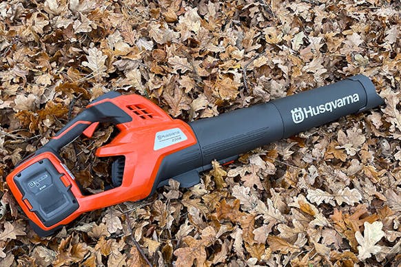 Husqvarna 230iB on testien paras akkukäyttöinen lehtipuhallin