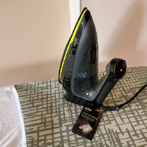 Braun FreeStyle 7 FI7255GR, ergonominen höyrysilitysrauta kuvattuna testissämme 2026