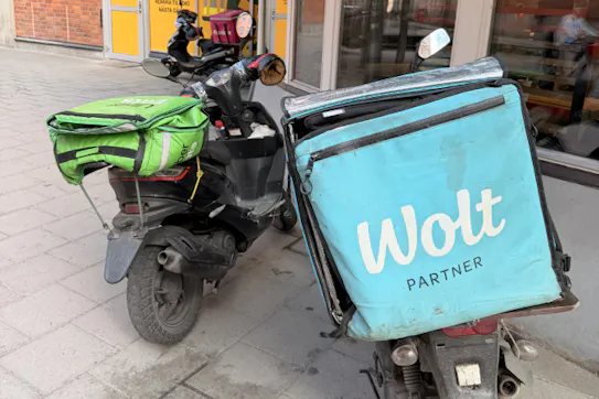 ruoan kotiinkuljetus Helsingissä Woltin ja Uber Eatsin lähetin mopolla