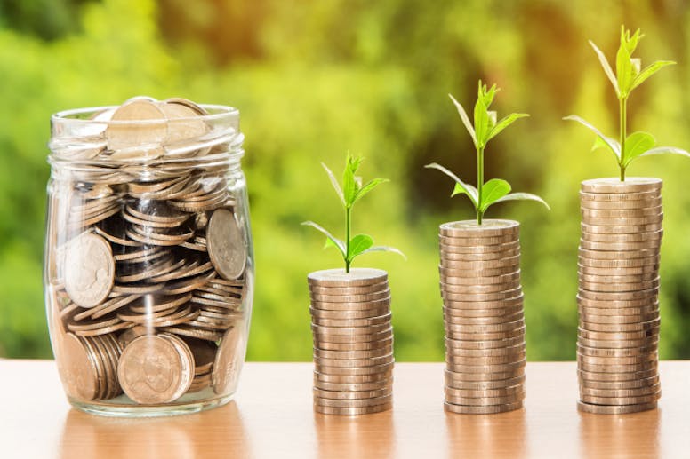 Henkilö säästää rahaa ja kasvattaa puskurirahastoa arjen turvaksi