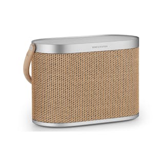 Ylellinen Bang & Olufsen -bluetooth-kaiutin, jossa on erinomainen äänentoisto ja elegantti skandinaavinen muotoilu, sopii täydellisesti tyylikkääseen kotiin.