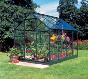 Halls Popular Paras kasvihuone 2025 – tukeva ja helposti koottava kasvihuone. Saatavilla kahdessa värissä. Sopii viljelyyn ja pienten sekä talvenkestävien kasvihuoneiden ystäville.